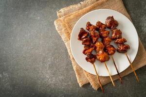 Gegrillter Yakitori-Spieß mit Hähnchenmagen im Izakaya-Stil servieren foto