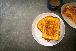 French Toast auf weißem Teller foto