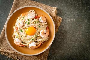 Spaghetti weiße Sahnesauce mit Garnelen und Eigelb foto