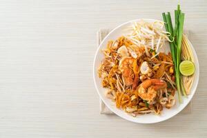 Pad Thai Seafood - gebratene Nudeln mit Garnelen, Tintenfisch oder Oktopus und Tofu foto