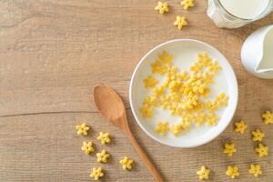 Müsli mit frischer Milch foto