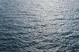 Aussicht von ein Höhe von das Meer Oberfläche mit Wellen foto
