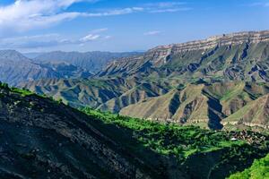 Berg Landschaft mit ein enorm geologisch Fehler, ein riesig Senke im Dagestan, das Dörfer von Chokh und gunib und verlassen Bauernhof kurib sind sichtbar foto