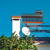 Solar- Thermal- Wasser Heizung Kollektor auf das Dach von das Haus foto