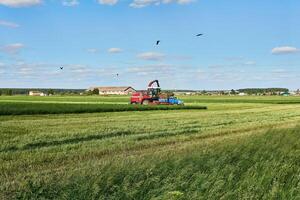 landwirtschaftlich Landschaft mit kombinieren Mähdrescher foto