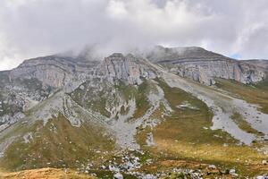 alpin Berg Gipfel versteckt durch Wolken foto