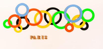 Olympia, Paris, Frankreich, Sommer, 2024. mehrfarbig Ringe und Text auf ein Licht Netz Banner foto