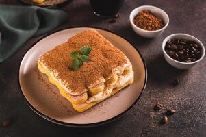 Tiramisu Kuchen gemacht von Kekse, zart Sahne und Kaffee auf ein Teller auf das Tabelle foto