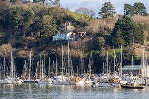 Königsbekleidung, devon, Vereinigtes Königreich - - Januar 14. Aussicht über das Fluss Pfeil zu Königsbekleidung, Devon auf Januar 14, 2024 foto