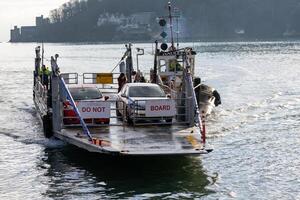 Dartmouth, devon, Vereinigtes Königreich - - Januar 14. Auto Fähre Kreuzung das Fluss Pfeil im Dartmouth, Devon auf Januar 14, 2024. unbekannt Menschen foto