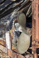 Hastings, Osten Sussex, Vereinigtes Königreich - - Februar 12. Aussicht von ein Propeller auf ein alt Angeln Boot im Hastings, Osten sussex auf Februar 12, 2024 foto