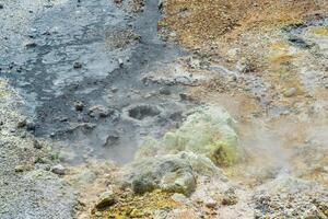 Sieden Fumarolen und Schwefel Einlagen beim das hydrothermal Auslauf auf das Ufer von das heiß See im das Caldera von das golovnin Vulkan auf das Insel von Kunaschir foto