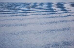 natürlich Hintergrund - - Wellen und Wellen auf das Wasser Oberfläche foto