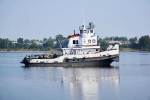 Schleppboot auf das kama Fluss im Dauerwelle krai, Russland foto