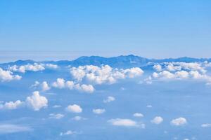 Aussicht von das Wolken und Berg Spitzen von ein großartig Höhe foto