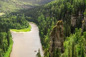 Aussicht von das bewaldet Schlucht von das Usva Fluss von das Küsten Cliff foto