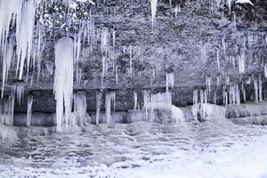 eisig Grotte mit Eiszapfen hängend von das Decke foto