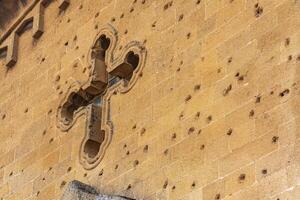 Spuren von Kugeln und Schrapnell auf das Mauer von ein alt Christian Kirche foto