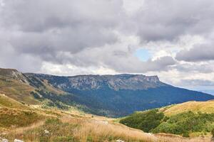 nebelig Herbst Berg Landschaft mit cuesta Cliff im das Hintergrund foto