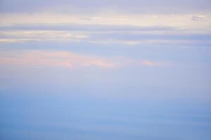 natürlich Hintergrund, Morgen Seelandschaft im das sanft Dämmerung Dunst foto