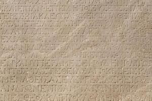 Fragment von ein Marmor Platte von Chersonesos, Krim, mit ein geschnitzt Inschriften im uralt griechisch Über das Botschaft im Rom foto