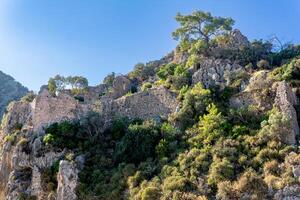 Ruinen von Festung Wände auf felsig Berg Pisten in der Nähe von das Antiquität Stadt von Olymp, Truthahn foto