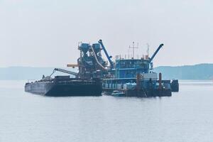 schwebend Sand Bergbau Pflanze - - Bagger und Separator - - auf das Fluss foto