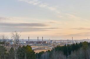 industriell Landschaft im früh Frühling mit ein Leistung Bahnhof im das Senke foto