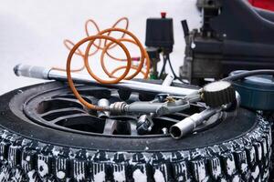Pumpe und andere Ausrüstung zum Ändern Auto Reifen auf ein Winter Hintergrund foto