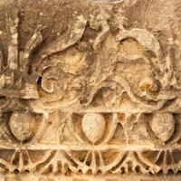 halb gelöscht Stein gemeißelt Muster auf das Ruinen von ein Gebäude im das uralt Stadt von Myra, Truthahn foto