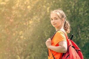 Teenager Mädchen im ein hell T-Shirt mit Rucksack Spaziergänge im Natur foto