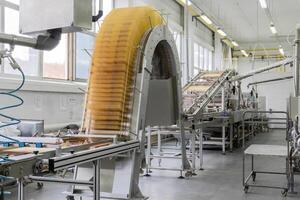 industriell Waffel Maschine im Aktion foto