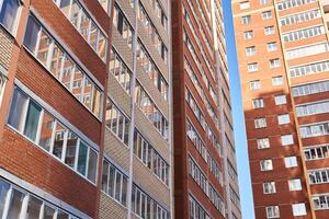 Wände von Hochhaus Wohnung Gebäude und das Himmel zwischen Sie foto