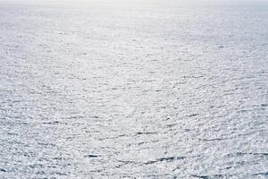 Winter windig Seelandschaft von ein großartig Höhe foto