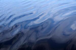 verschwommen abstrakt Hintergrund - - Wellen auf das Wasser Oberfläche foto