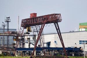 industriell Landschaft mit ein Overhead Kran im ein Fabrik Hof foto