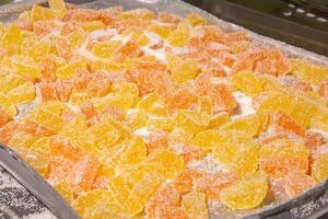 Obst Gummibären im Zucker Lügen auf ein Tablett im ein Süßwaren Geschäft foto