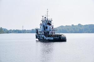 Schleppboot auf das kama Fluss im Dauerwelle krai, Russland foto