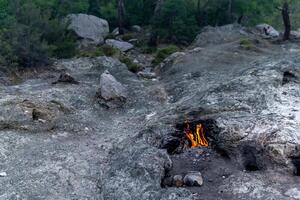 ständig Verbrennung Feuer beim das Platz von ein natürlich Gas Emission auf montieren Chimäre Yanartas, Truthahn foto