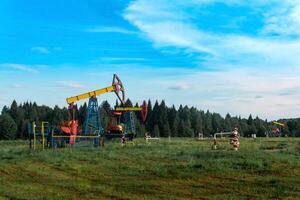 Öl Pumpen Stationen im ein Clearing im das Wald foto