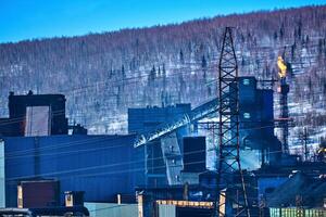 industriell Hintergrund - - das Fackel von ein Koks-Chemikalie Pflanze produziert Thermal- Emissionen in das Atmosphäre foto