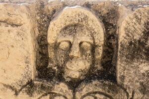 halb gelöscht Stein gemeißelt Gesicht auf das Ruinen von ein Gebäude im das uralt Stadt von Mira, Truthahn foto
