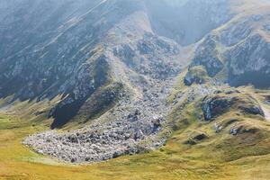 Stein Geröll - - das Konsequenzen von ein Erdrutsch im das Berge foto