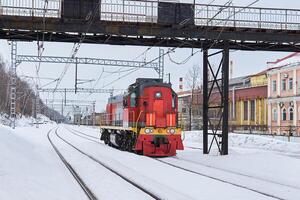 Rangieren Lokomotive auf ein Eisenbahn Spur im ein industriell Bereich auf ein Winter Tag foto