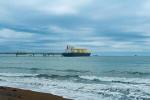 verflüssigt natürlich Gas Träger Tanker während Wird geladen beim ein lng Off-Shore Terminal foto