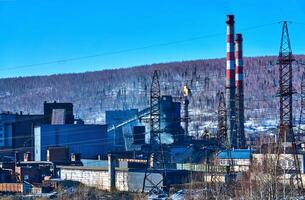 industriell Landschaft - - das Fackel von ein Koks-Chemikalie Pflanze produziert Thermal- Emissionen in das Atmosphäre foto