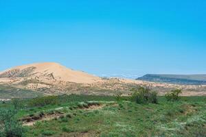 halbtrocken Landschaft im das Nähe von das sarykum Sand Düne foto