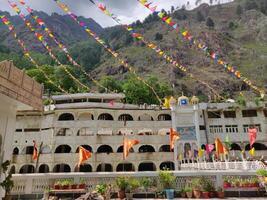 26 .. kann 2022 gurudwara sahib gurudwara mit heiß Federn im Manikaran, Himachal Pradesh foto