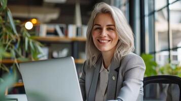 ai generiert glücklich reifen Geschäft Frau Unternehmer im Büro mit Laptop beim arbeiten, lächelnd Fachmann Mitte foto