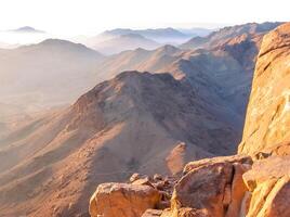 das schön ägyptisch Sinai Halbinsel mit Gelb Sand, Wüste, Plateaus und hoch und großartig Berge, welche ist gelegen auf das Grenzen mit Palästina und Gaza, welche enthält das suez Kanal foto